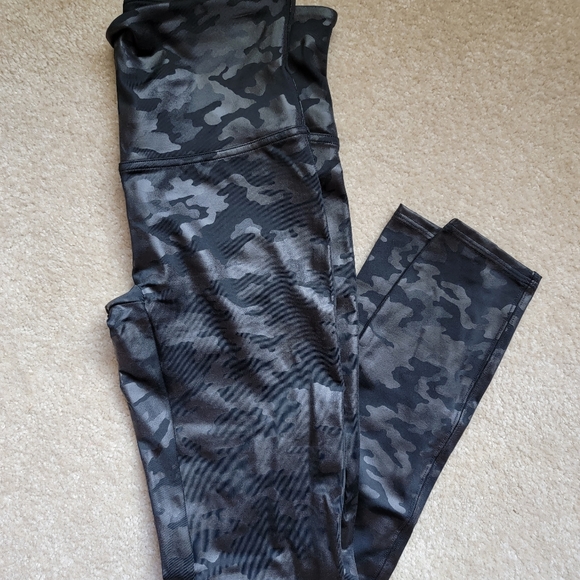 Booty Boost® Active Camo 7/8 Leggings in black size Large NWT - Picture 6 of 9